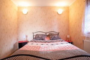 Saint-André-dʼEmbrunLa Durance - 1 chambre Terrasse et Jardin的一间卧室配有一张大床和两盏灯