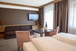伊施格尔圣尼古劳斯酒店的酒店客房配有床、沙发和桌子。