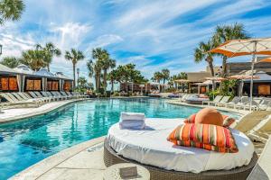 加尔维斯敦Gulf Overlook San Luis Resort 1035的游泳池旁带床和椅子的游泳池