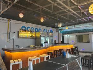 皮皮岛Phi Phi Ocean Club的一间带桌椅的餐厅和一间酒吧