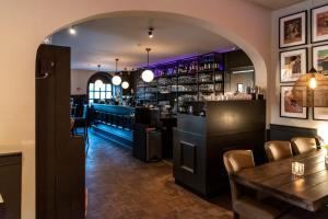 SteenbergenBar-Bistro-Hotel DOK的一间带桌子和酒吧的用餐室