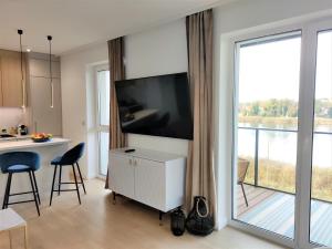 济夫努夫Marina View 15 & SPA的客厅设有壁挂式平面电视。