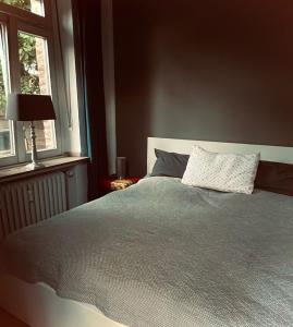 格雷文布罗赫Im alten Pastorat的一间卧室设有一张大床和一个窗户。