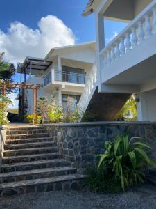 Rodrigues IslandL'Heritage - Vue sur mer的通往房子的楼梯