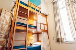 里约热内卢发现旅舍的客房内的双层床,带梯子