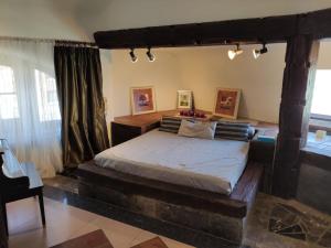 Charming Villa的一间卧室配有一张木床