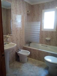 卡尔佩CASA CARMEN的浴室配有卫生间、盥洗盆和浴缸。