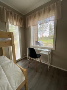 奥卢Sankivillat的一间卧室配有书桌、床和窗户。