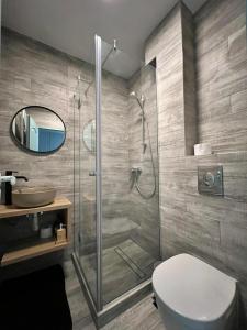 皮亚特拉-尼亚姆茨AAB Studio Central的带淋浴、卫生间和盥洗盆的浴室