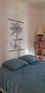阿卡雄Villa d'Artiste 200m de la plage!的卧室配有一张床铺,墙上挂着一幅树景