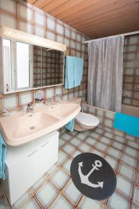 拉格斯Studio Neptun (im Zentrum von Bad Ragaz)的一间带水槽、卫生间和镜子的浴室