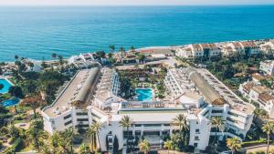 马贝拉Iberostar Selection Marbella Coral Beach的海洋旁度假胜地的空中景致