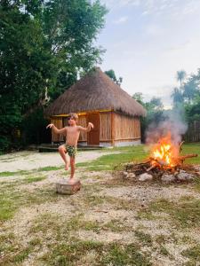 图卢姆Tulum Nueve的站在火前的男孩