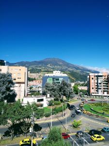 帕斯托Hotel Morasurco的享有以山为背景的城市美景