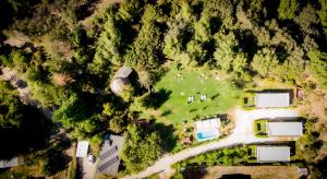 圣何塞德迈波Lodge del Maipo的森林中房屋的空中景观