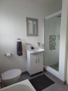 拉姆斯盖特Breathtaking 3 Bedroom unit with amazing sea views的白色的浴室设有卫生间和淋浴。