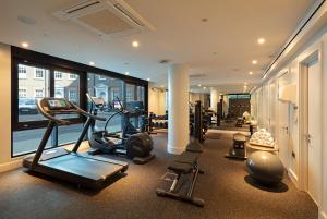 伦敦Tower Suites by Blue Orchid的大楼内带跑步机和有氧器材的健身房