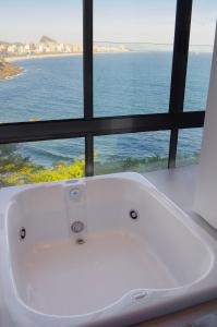 里约热内卢Beach Loft next to the Sheraton Leblon的窗前的白色浴缸