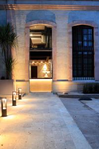 瓦哈卡市Hotel Casa Cantera的一座建筑,里面设有一扇灯