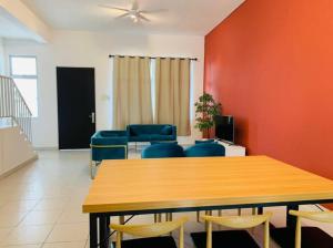 边佳兰Brand New Cozy home Desaru Pengerang near Sebana Cove Resort的一间带桌椅的用餐室