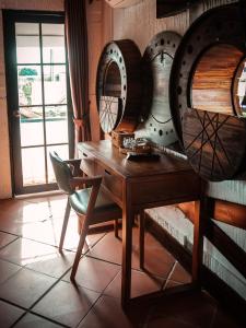 Kon TumY.O Inn的配有木桌和椅子的房间