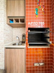 伯迪亚哥LINDO NOVISSIMO e PÉ NA AREIA的厨房配有烤箱和水槽