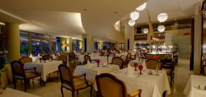 丰沙尔Royal Savoy - Ocean Resort - Savoy Signature的一间设有白色桌椅的用餐室