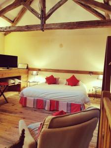 吕萨克莱沙托欧瑞芝斯酒店的一间卧室配有一张床和一个沙发