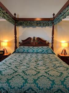 CorrieThe Corrie Hotel的一间卧室配有一张带蓝色和白色床单的床。