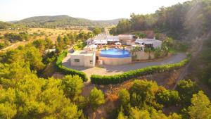 圣塔格鲁迪斯Attractive Ibiza Villa Can Tierra 6 Bedrooms Phenomenal Country and Mountain Views Santa Gertrudis的享有带游泳池的房屋的空中景致
