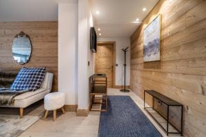 梅杰夫Apartment Cortirion Megeve - by EMERALD STAY的带沙发和壁炉的客厅
