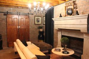 Nieu-BethesdaFurrows Lodge的带沙发和壁炉的客厅