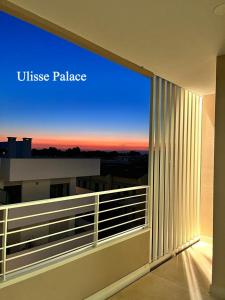 利多迪耶索罗Ulisse Palace的阳台享有建筑的日落美景