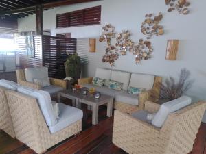 ContentLa Sagesse Hotel, Restaurant and Beach Bar的带沙发和桌子的客厅