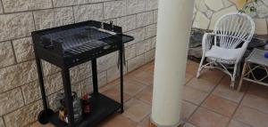 卡亚俄萨尔瓦赫Villa Azul的椅子旁边的地板上烧烤架