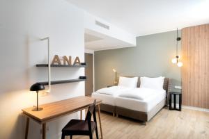 雷根斯堡elaya hotel regensburg city center的配有一张床和一张书桌的酒店客房