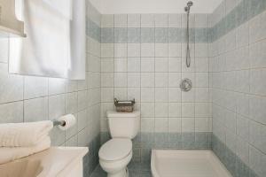劳德哈塔Eagle's Nest的一间带卫生间、浴缸和淋浴的浴室