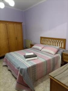 BellpuigCasa Aymerich的一间卧室配有一张床,上面有两条毛巾