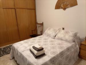BellpuigCasa Aymerich的卧室配有白色床和毛巾