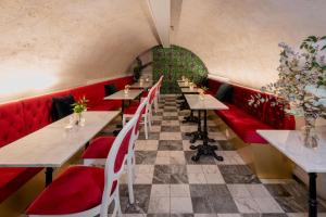 斯德哥尔摩Hotel Gamla Stan, BW Signature Collection的红色座位的餐厅的一排桌子