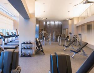 阿林顿National at Pentagon的一间健身房,里面配有跑步机和机器