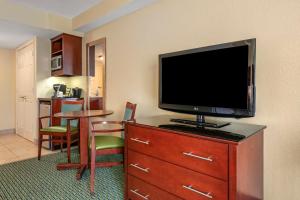 奥兰多Holiday Inn Resort Orlando - Lake Buena Vista, an IHG Hotel的酒店客房的梳妆台上配有平面电视