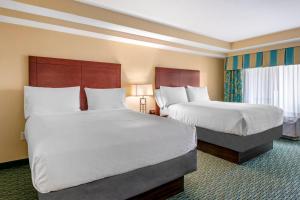 奥兰多Holiday Inn Resort Orlando - Lake Buena Vista, an IHG Hotel的酒店客房,配有两张带白色床单的床