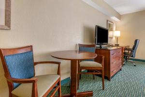 奥兰多Holiday Inn Resort Orlando - Lake Buena Vista, an IHG Hotel的酒店客房配有书桌和桌椅