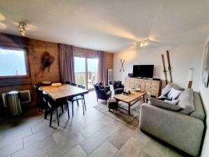 欧特吕斯Appartement Les Saisies, 4 pièces, 8 personnes - FR-1-293-370的客厅配有沙发和桌子