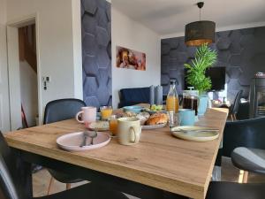马格德堡Modernes behagliches Haus mit Kamin, Terrasse und Garten的餐桌,早餐食品