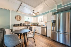 伍德斯托克Cabin Style With Patio Seating & Charcoal Grill的厨房配有桌椅和冰箱。