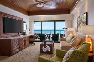 科洛阿Koa Kea Resort on Poipu Beach的一间带电视和沙发的客厅