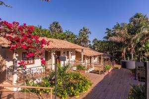 巴雷里尼亚斯波萨达博阿维斯塔酒店的木质甲板上种有粉红色花卉的度假胜地