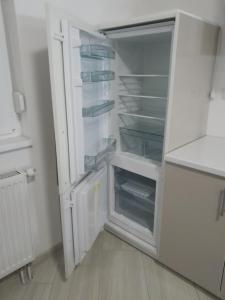 布尔奇科Apartman XXL的厨房里设有白色冰箱,门开